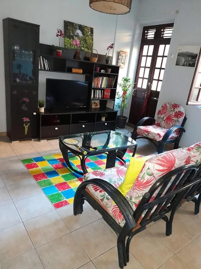 Maison Charmante A Saint-Pierre Avec Parking Et Wi-Fi. contacts