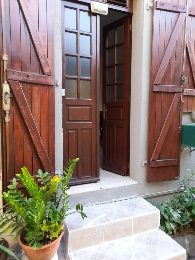 Maison Charmante A Saint-Pierre Avec Parking Et Wi-Fi.